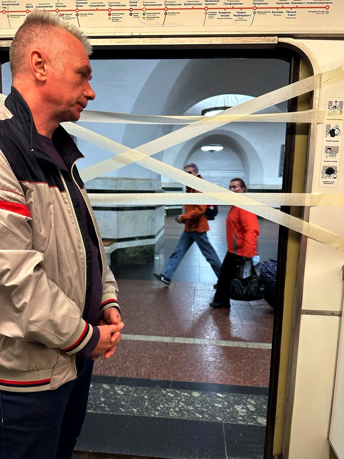 Главный герой один в вагоне метро — кадр из ролика